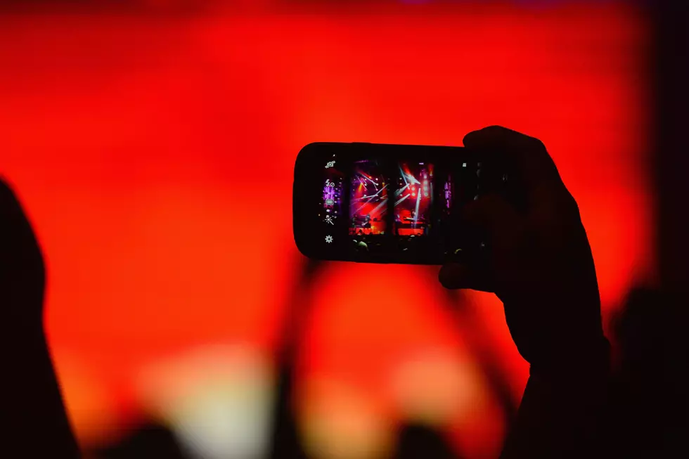 Should Cell Phones Be Banned at Concerts? 