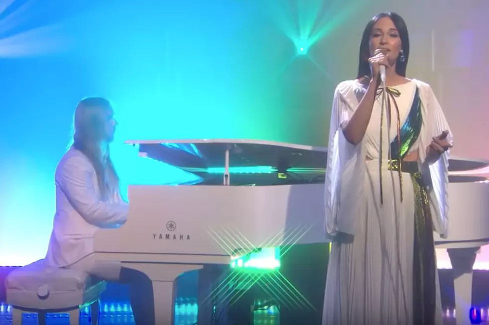 Kacey Musgraves Defines Elegance With &#8216;Rainbow&#8217; on &#8216;Seth Meyers&#8217; [Watch]
