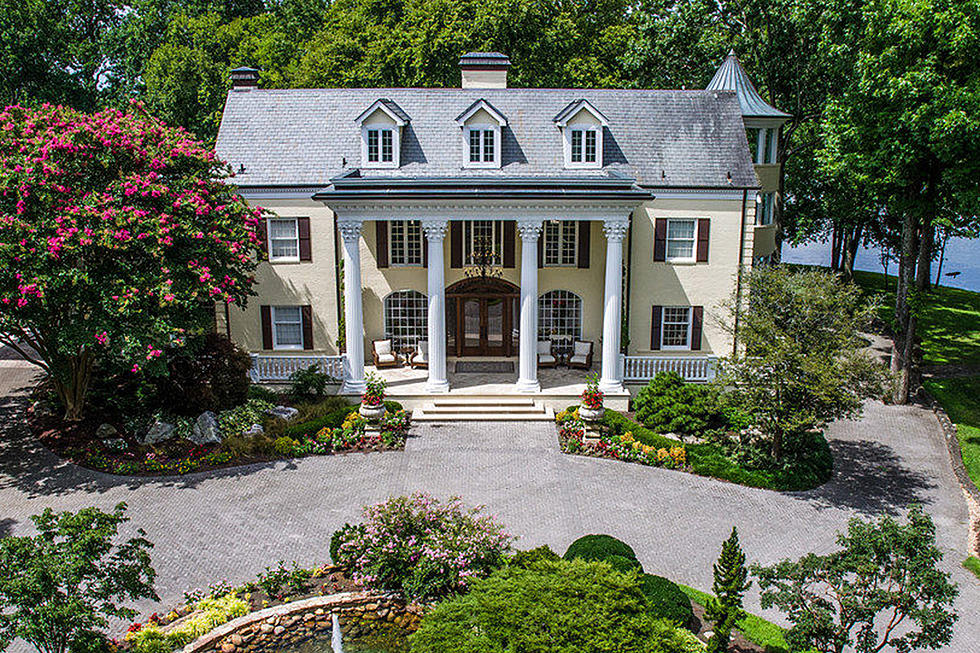 Reba McEntire&#8217;s Lakefront Country Mansion Is Now an Amazing Events Venue! [Pictures]