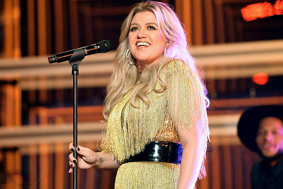 Kelly Clarkson Shares Adorable New Photo of Her Kids on Set at ‘The Voice’