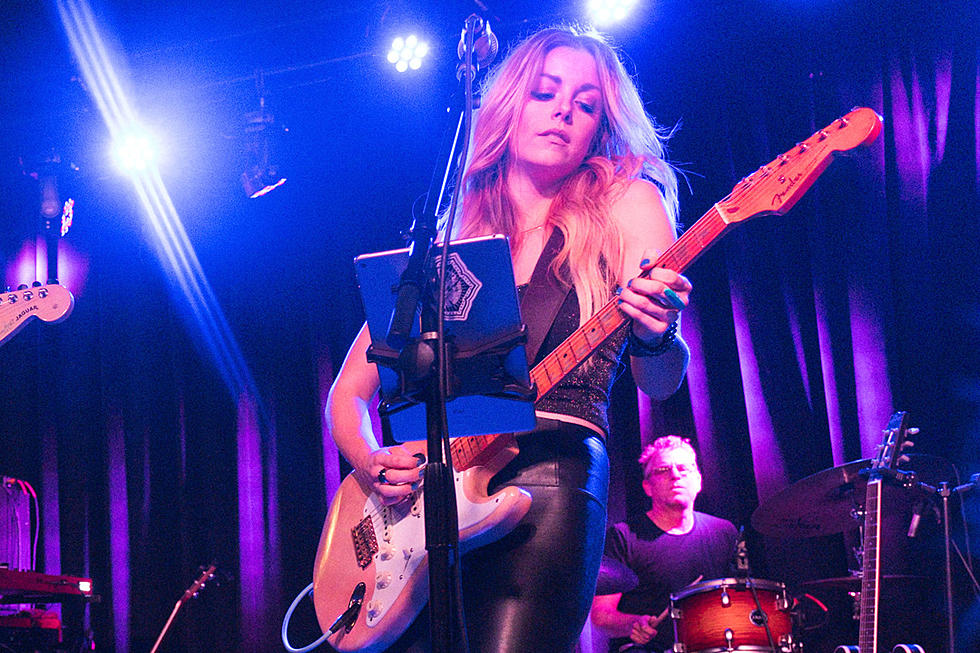 Lindsay Ell’s ‘Champagne’ Demands Your Full Attention — Seriously, Listen!