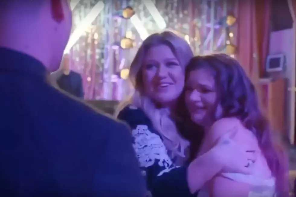 Kelly Clarkson Makes Wedding Couple&#8217;s Day With Surprise Performance [Watch]