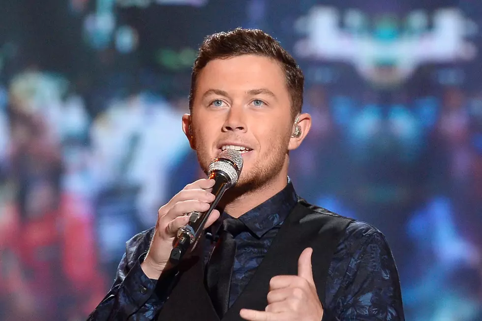 Scotty McCreery's New Puppy Makes Stage Debut