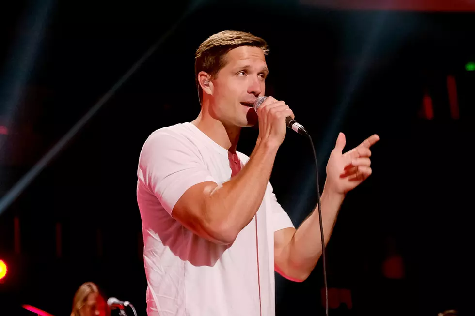 Walker Hayes Takes Us Back in Time With ’90’s Country’ [Listen]