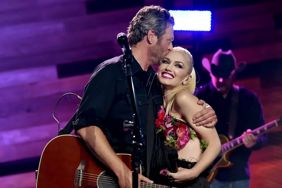 Blake Shelton Gets Kiss From Gwen Stefani — and Carson Daly — at People’s Choice Awards