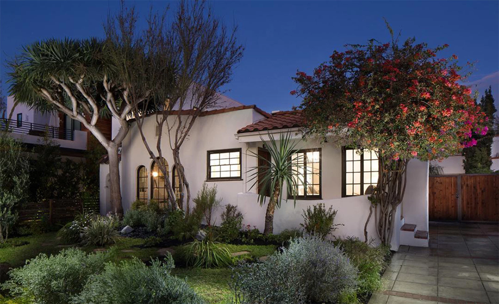 See Inside Don Henley S Beautiful Spanish Bungalow In Hollywood<script async src=