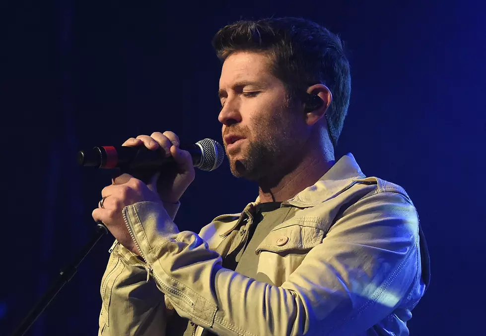 Josh Turner Delivers Uplifting Live Gospel Classic, ‘I Saw the Light’ [Watch]
