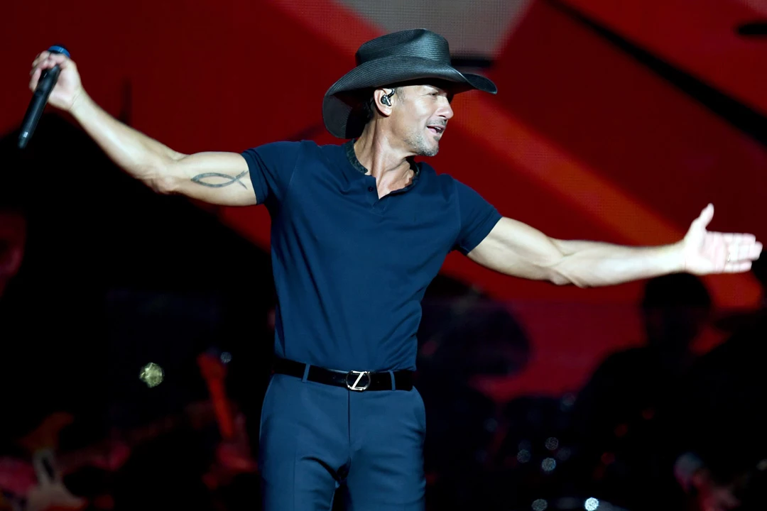 Tim McGraw's extremely rare photo with both brothers sparks