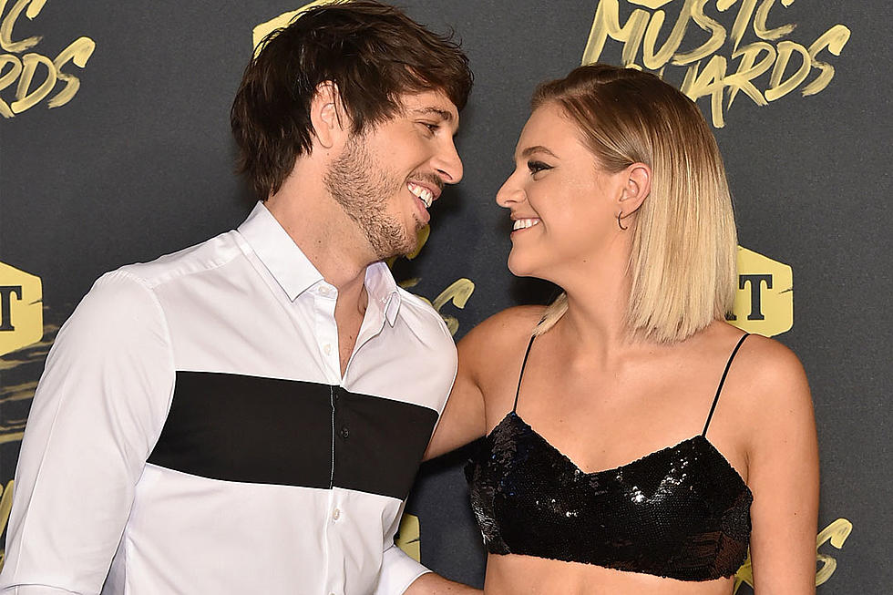 Kelsea Ballerini Trims Her Tall Tree&#8211;With a Little Teamwork