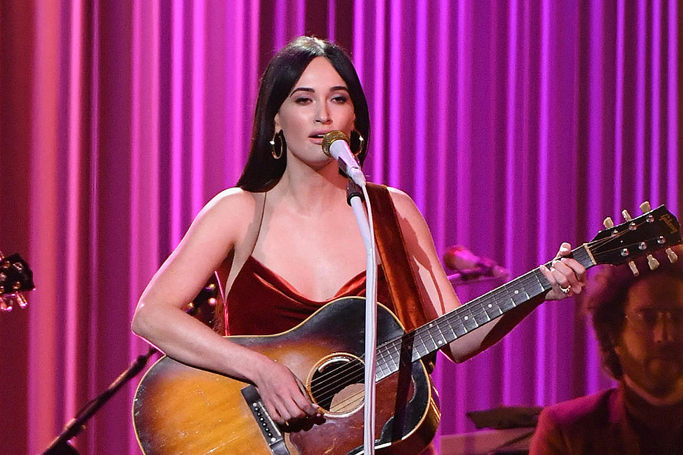 Kacey Musgraves Brings Gentle Acoustic Vibe to CMAs With &#8216;Slow Burn&#8217;
