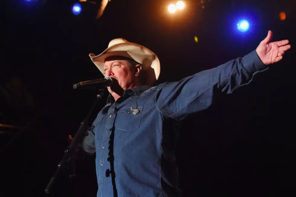 Tracy Lawrence Actually Shot His ‘Snowy’ Christmas Album Cover in July