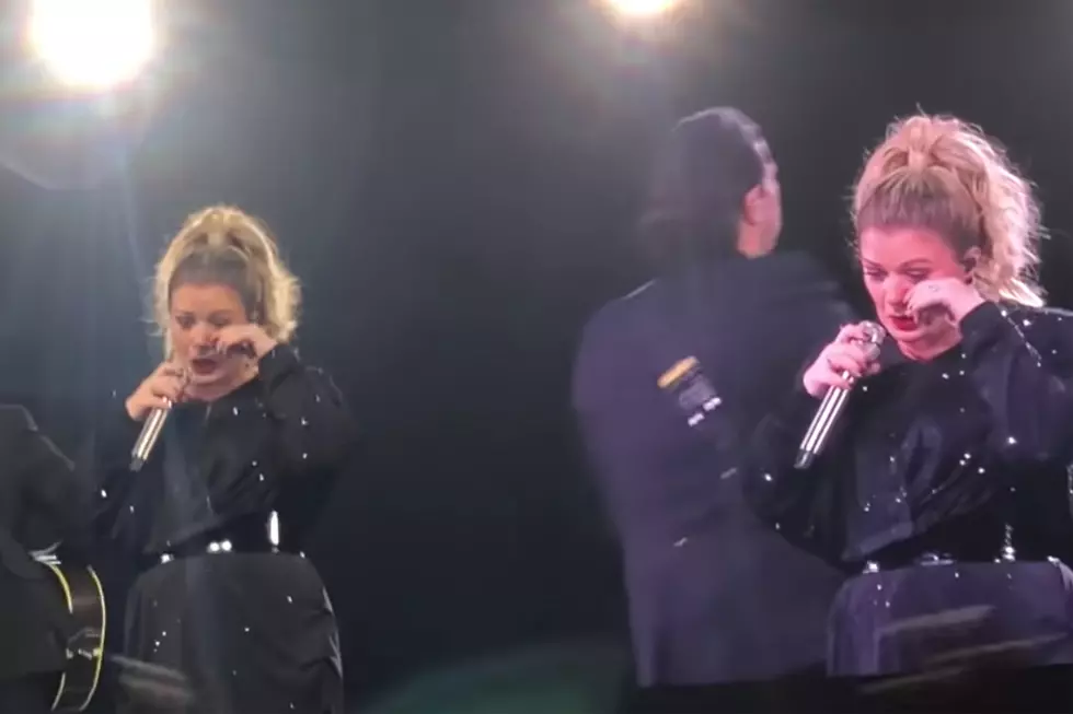 Kelly Clarkson Breaks Down Again Singing Emotional ‘Piece by Piece’ [Watch]