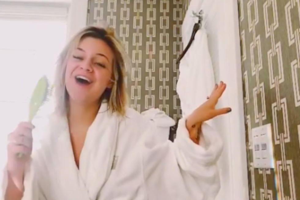 Kelsea Ballerini’s Bathroom Tribute to Kelly Clarkson Is Adorable