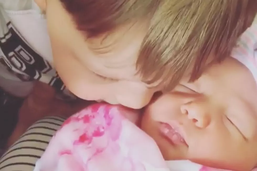 Jason Aldean’s Baby Girl Gets ‘Sugar’ From Her Big Brother, Memphis [Watch]