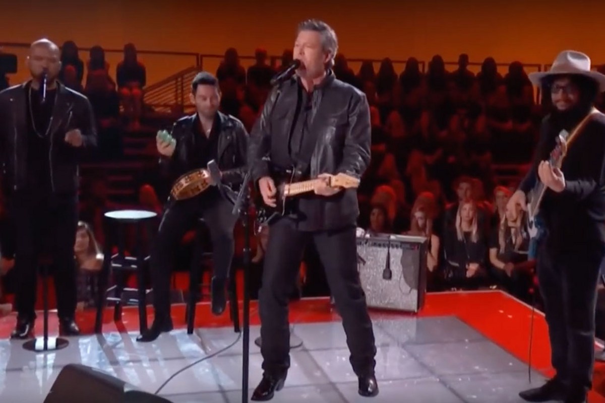 Blake Shelton Brings Lively 'Suspicious Minds' to Elvis Tribute