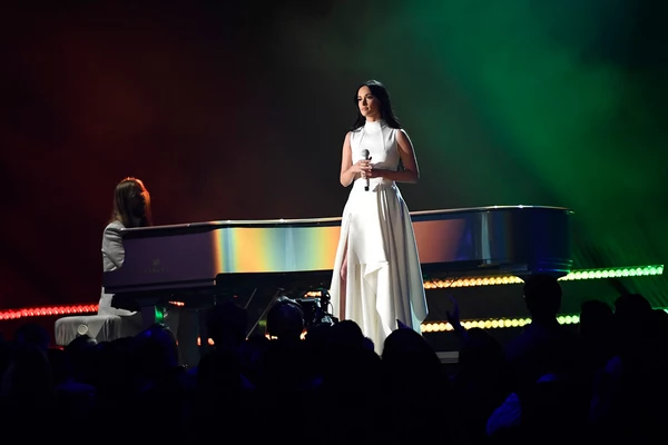 Kacey Musgraves Delivers Delicate 'Rainbow' at 2019 Grammy ...