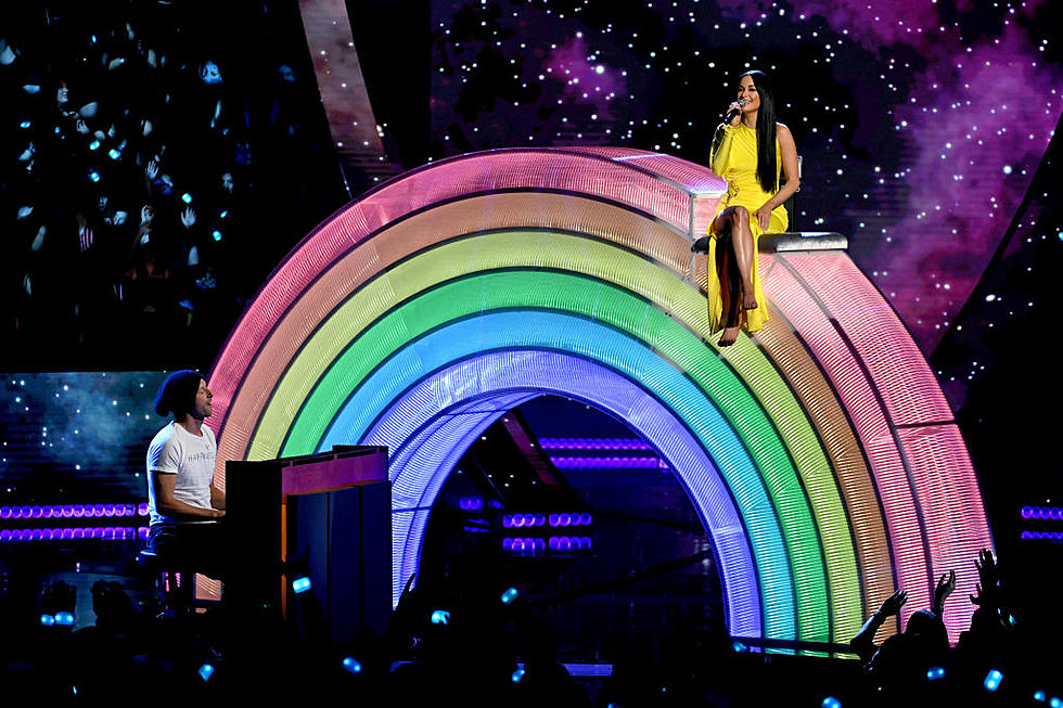 Kacey Musgraves Performs ‘Rainbow’ With Chris Martin at 2019 iHeartRadio Awards [Watch]