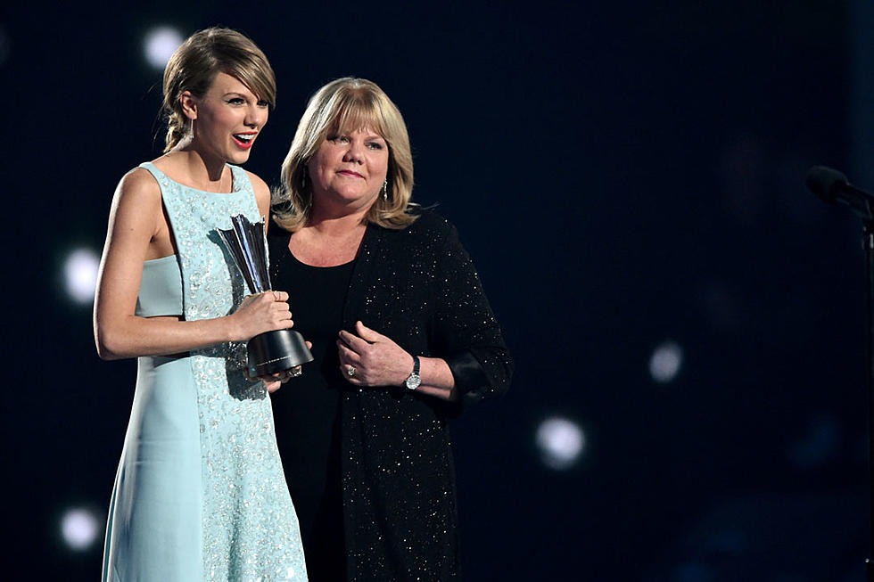 Taylor Swift's Mom's Cancer Has Returned