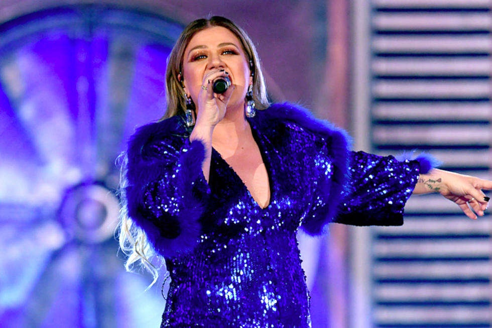 Kelly Clarkson Puts Her Kids Before Career