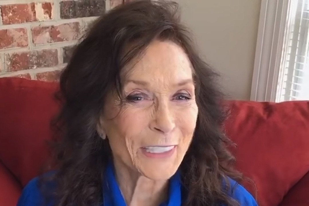 Loretta Lynn Is Not Dying About To Take Tabloids To Fist City   Loretta Lynn Not Dead Tabloid Reports 