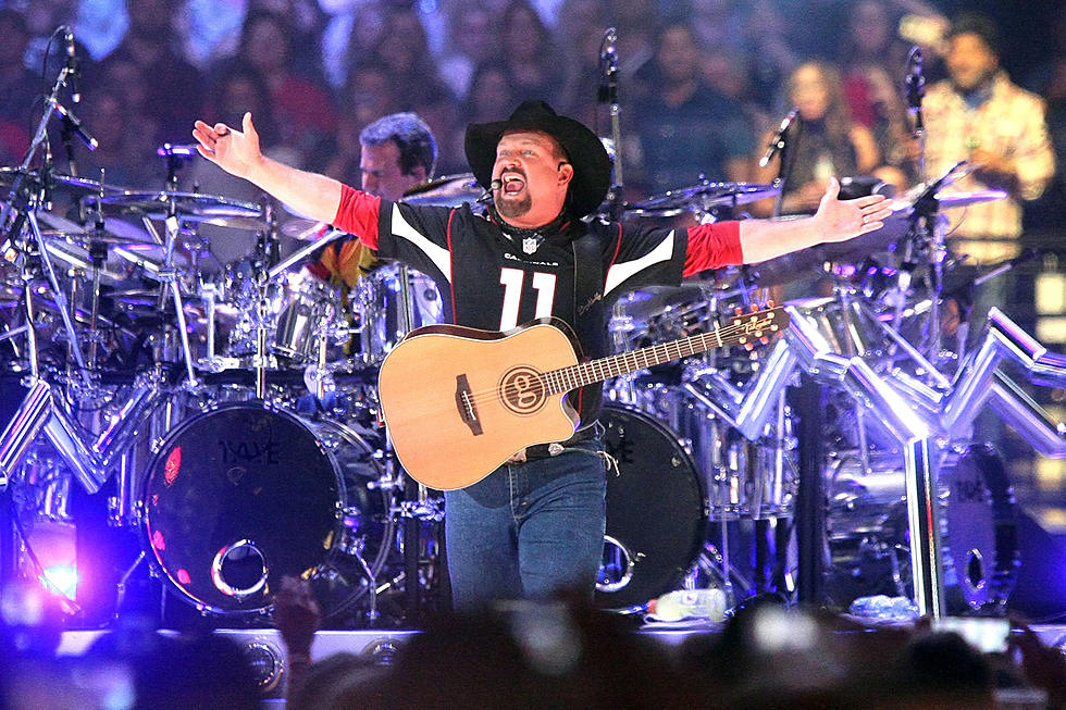 Jimmy Kimmel to Help Garth Brooks Kick Off Dive Bar Tour in Chicago