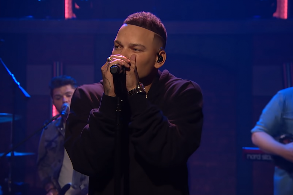 Kane Brown Brings ‘Short Skirt Weather’ to ‘Late Night With Seth Meyers’ [Watch]