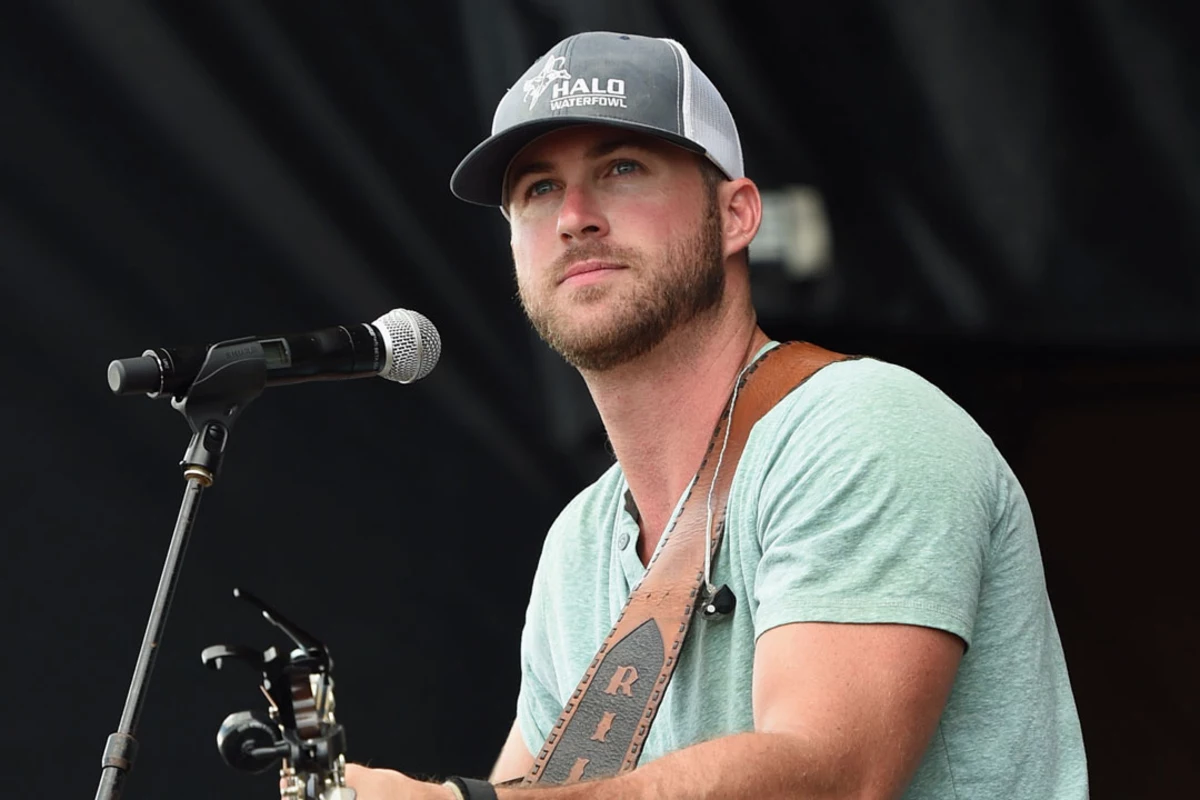 Country Star Riley Green Shows Off His Abs in Shirtless Photos
