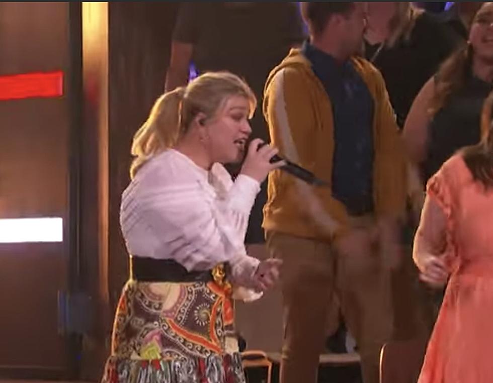 Kelly Clarkson Covers Fellow &#8216;American Idol&#8217; Alum Carrie Underwood&#8217;s &#8216;Before He Cheats&#8217;