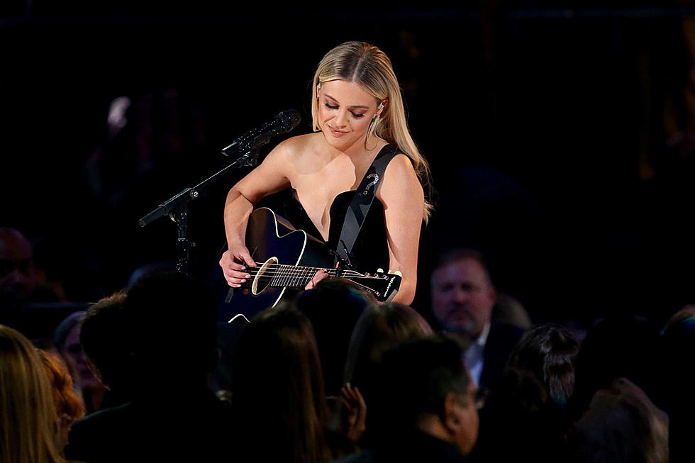 Kelsea Ballerini Performs Emotional, Acoustic ‘Homecoming Queen?’ at 2019 CMAs
