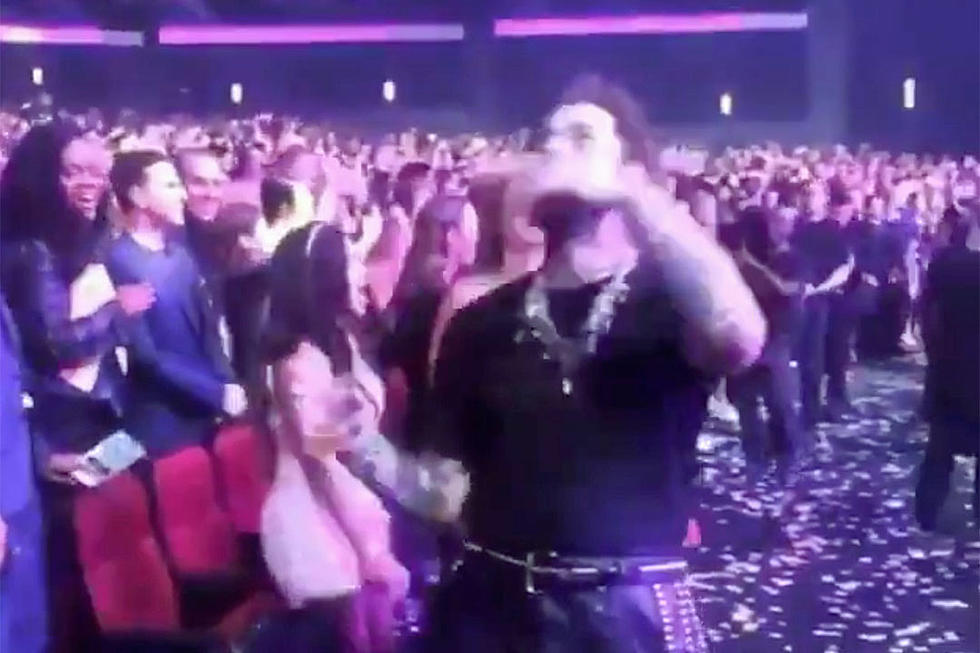 Post Malone Dancing to Shania Twain’s American Music Awards Performance Is So Relatable [Watch]
