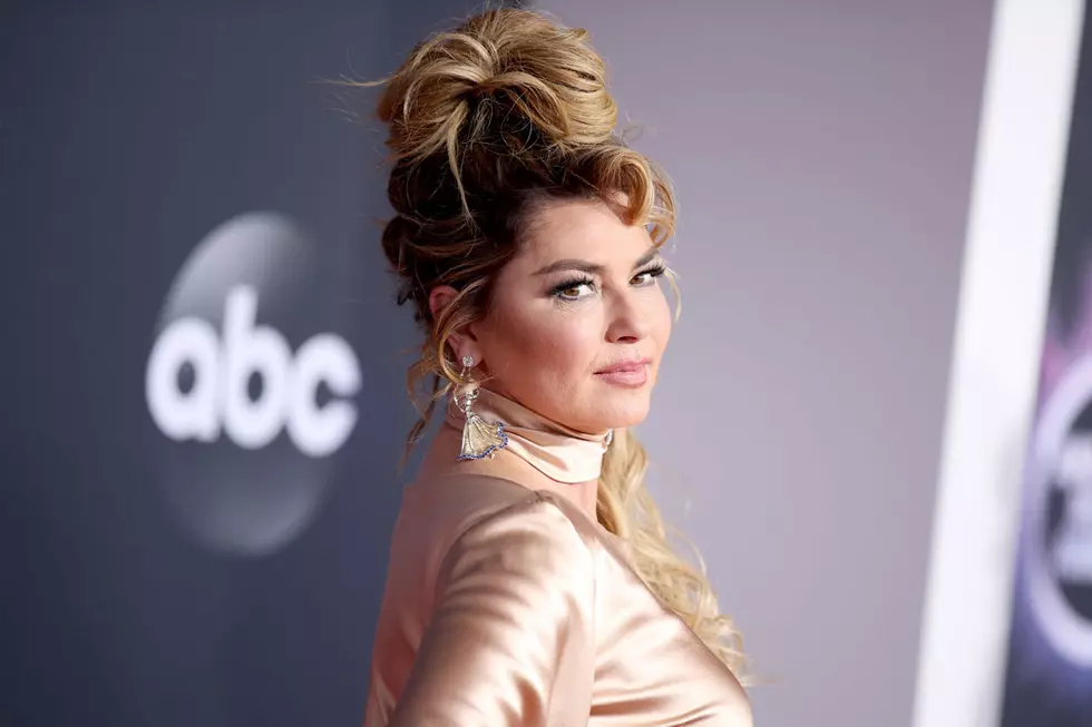 Shania Twain Stuns on the 2019 American Music Awards Red Carpet [Pictures]