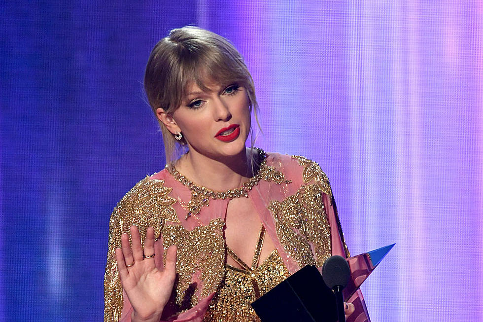 Taylor Swift Makes American Music Awards History as Most-Awarded in a Single Night
