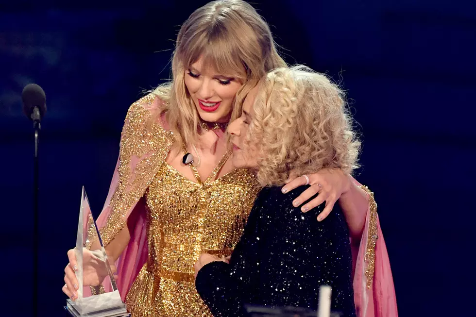 Taylor Swift Recognizes Parents Carole King During Amas Speech