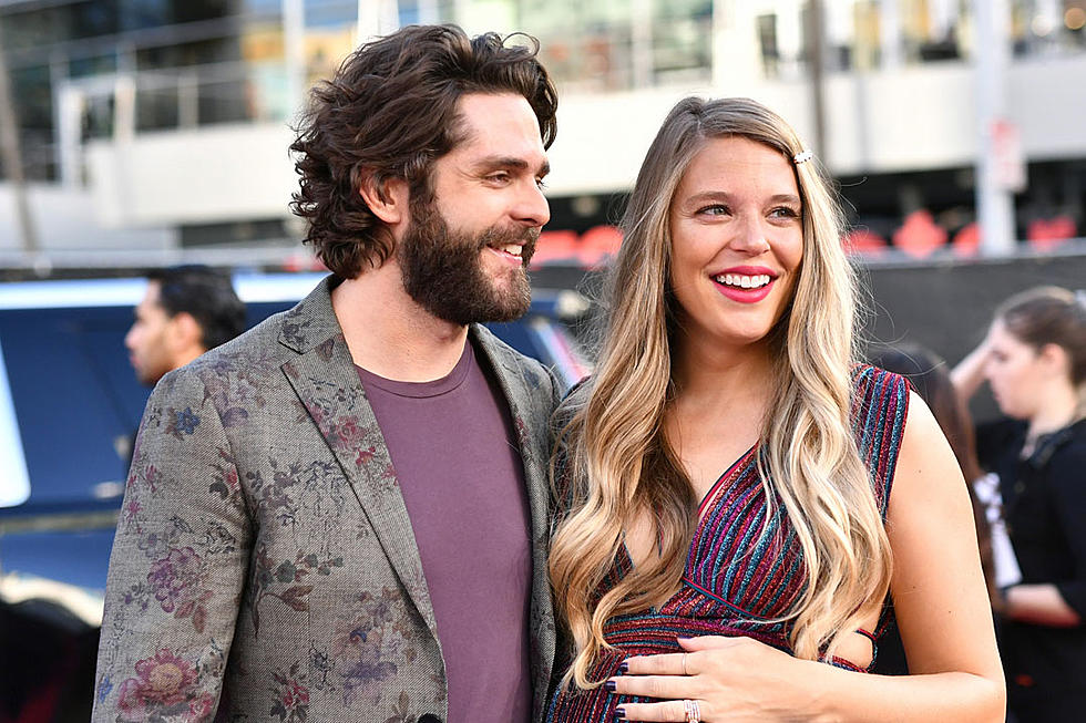 Thomas Rhett, Pregnant Wife Lauren Akins Enjoy a 2019 AMAs Red Carpet Date [Pictures]