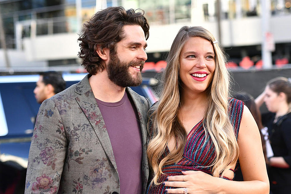 PICS: Thomas Rhett, Wife Lauren Enjoy a 2019 AMAs Red Carpet Date