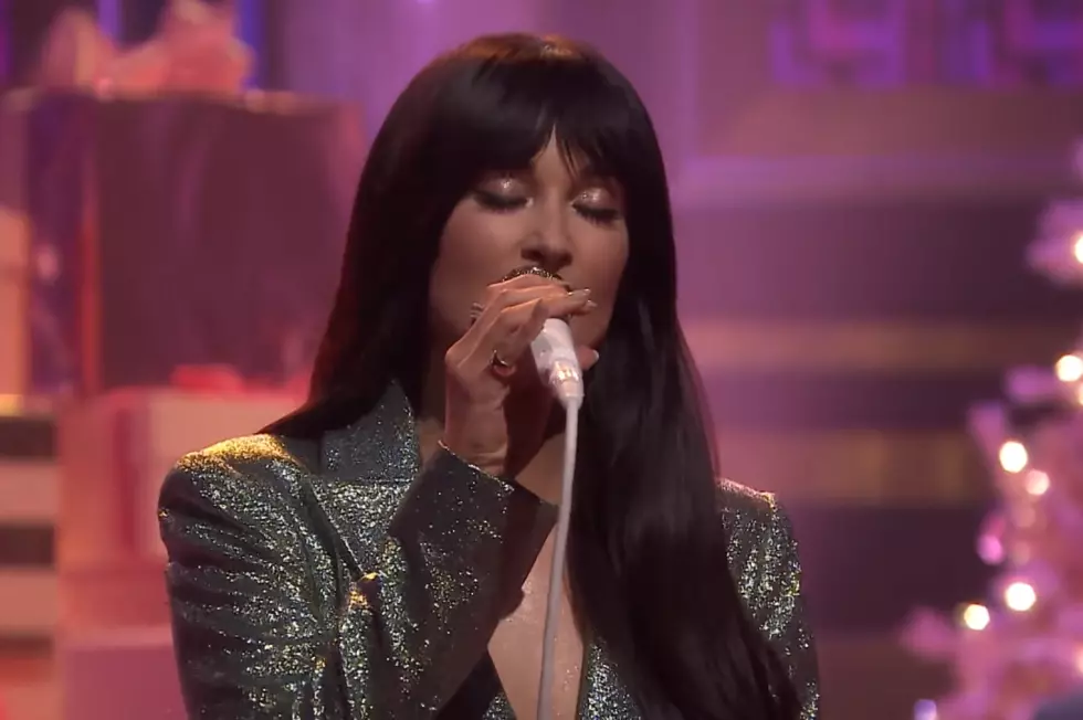 Kacey Musgraves Makes Christmas &#8216;Glittery&#8217; With New Holiday Song on &#8216;Tonight Show&#8217; [Watch]