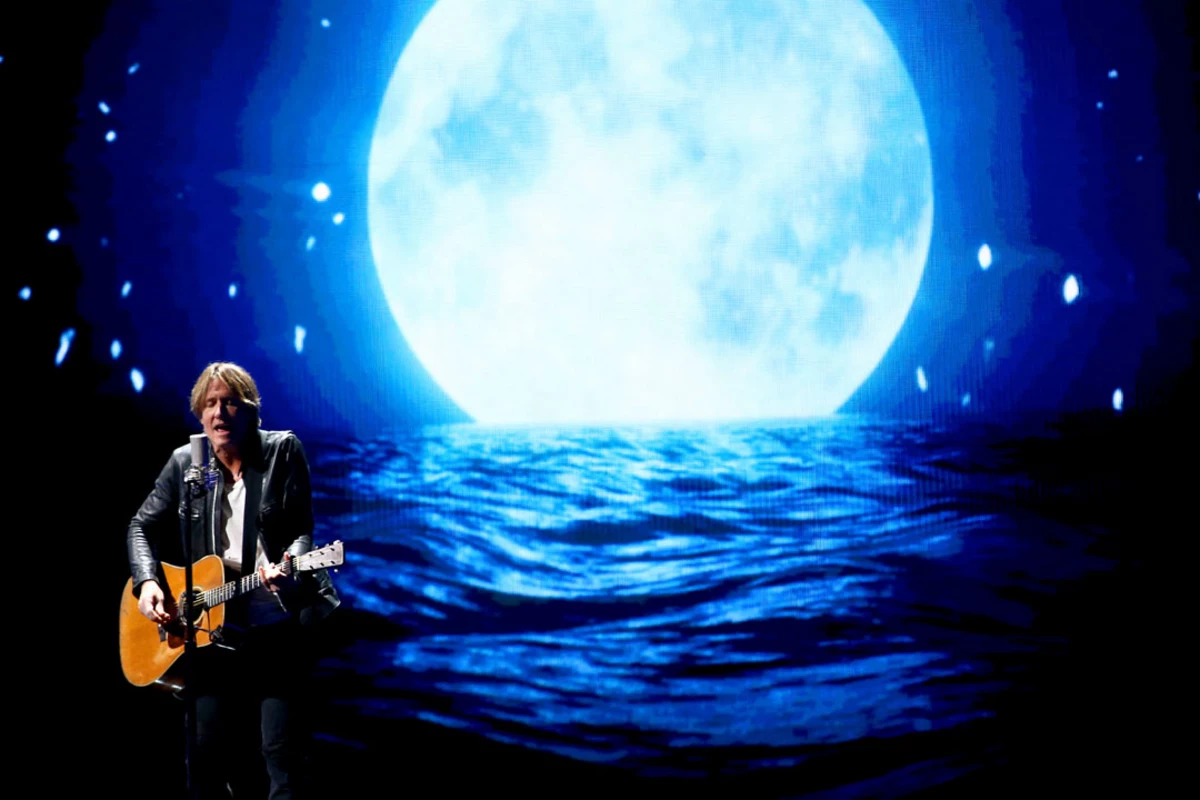 Keith Urban Performs Moonlit 'We Were' During 2019 CMA Awards
