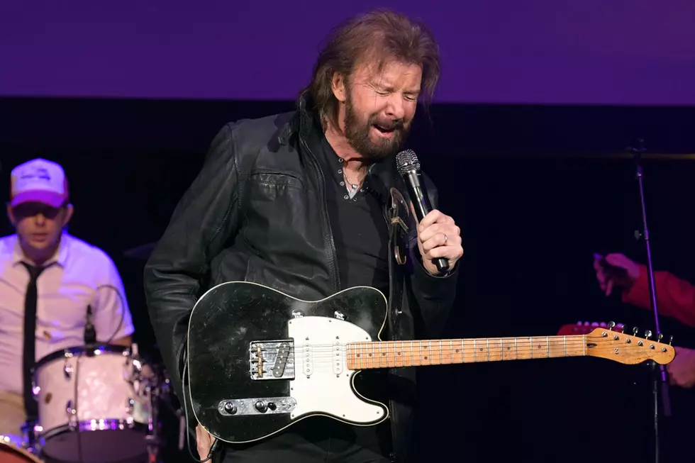 Ronnie Dunn Holds Long Notes Despite Pneumonia, Challenges Nashville Crowd to Help