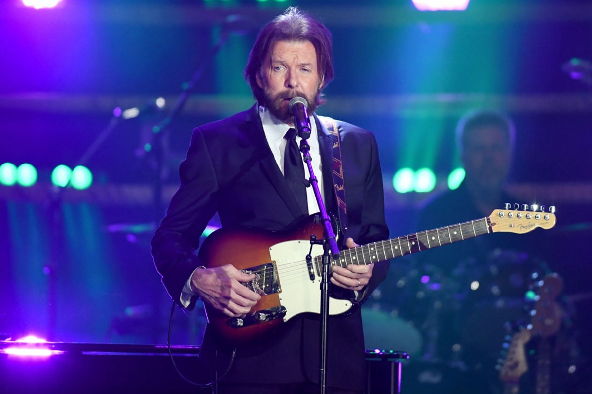 Ronnie Dunn biểu diễn với guitar