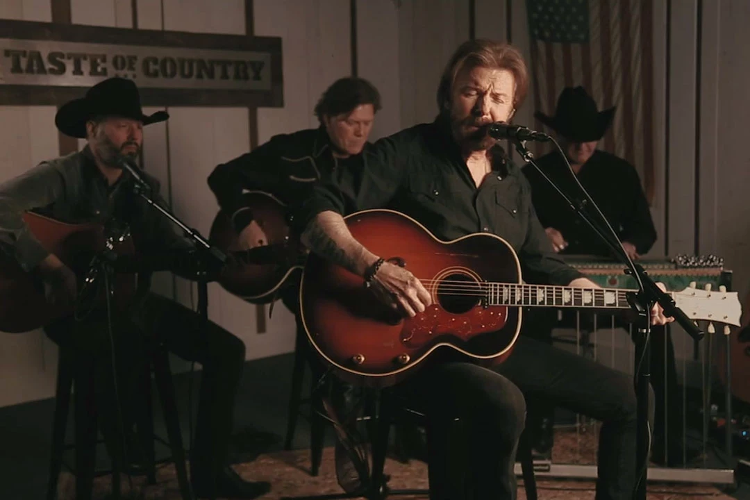 Ronnie Dunn Tributes Merle Haggard - That's the Way Love Goes (Live)