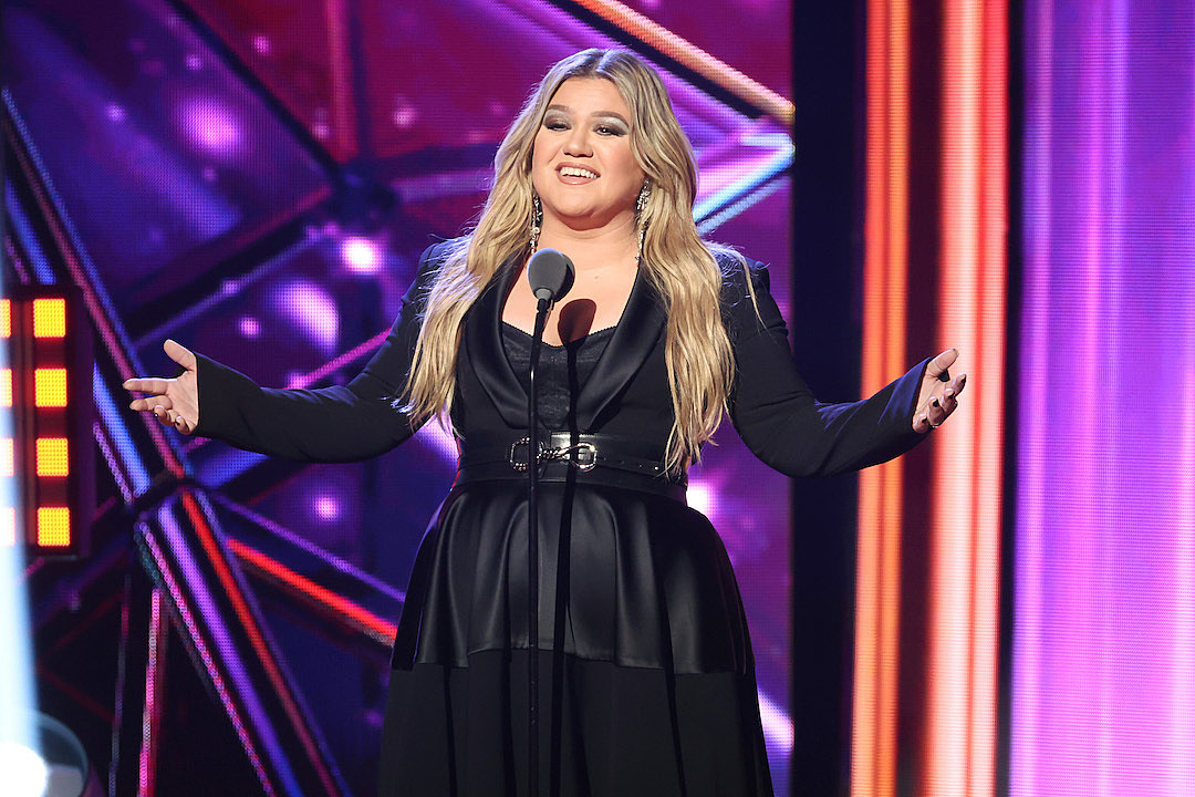10 Kelly Clarkson Covers That Prove She’s a Country Singer