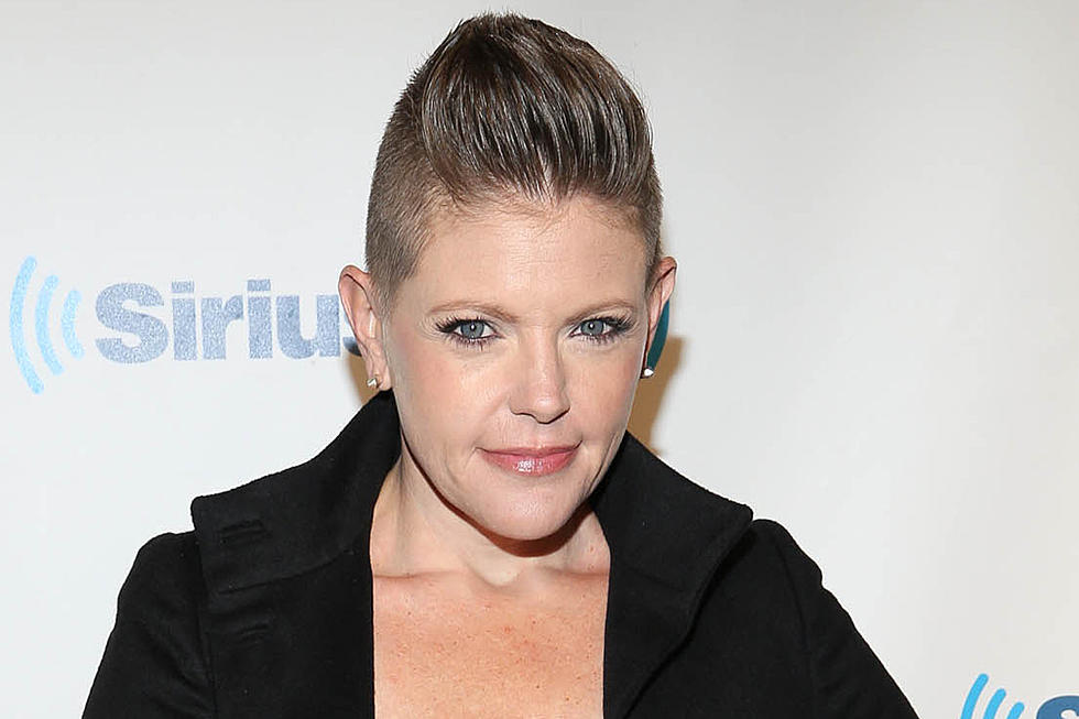 Natalie Maines Slices Finger, Documents Being Stitched Together