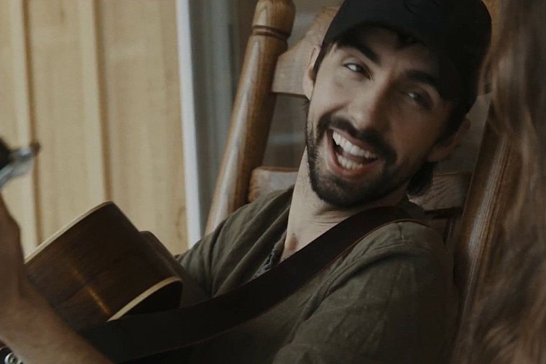 EXCLUSIVE: Mo Pitney and Wife Welcome Baby Girl