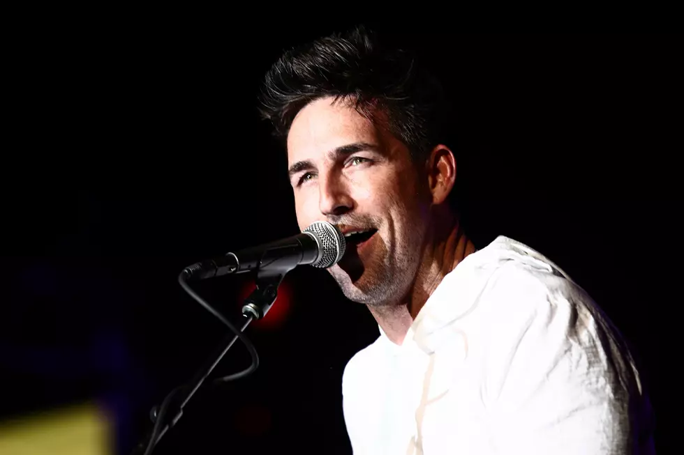 Jake Owen&#8217;s Cheesy Daddy-Daughter Photo With His Mini Will Make You Smile