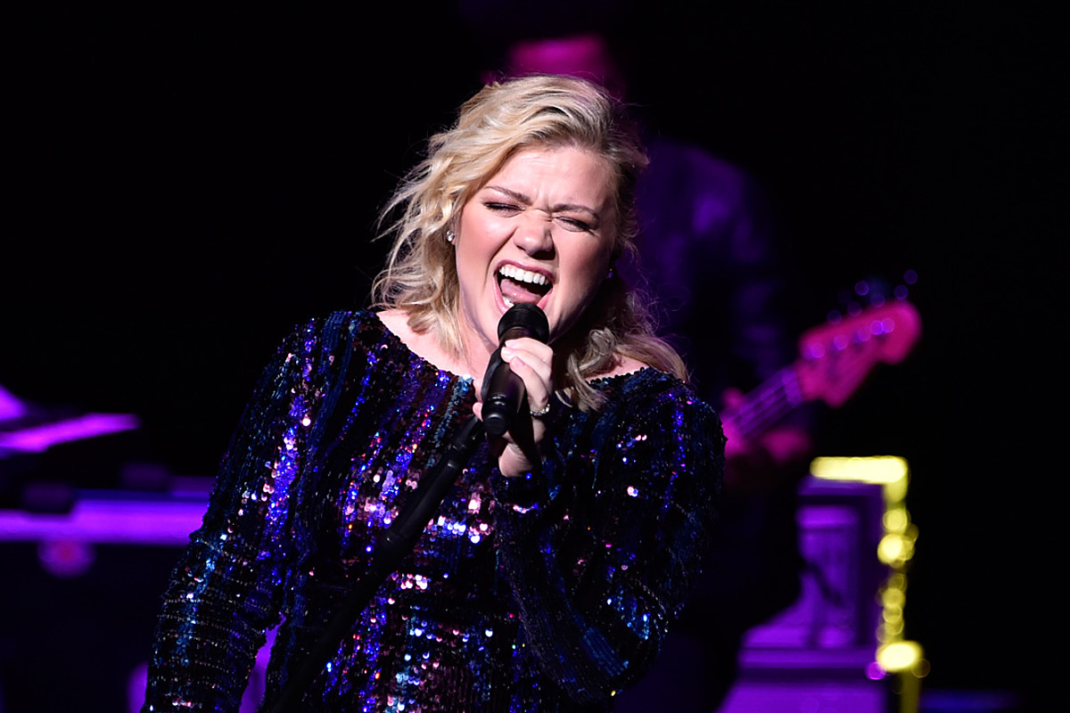Watch Kelly Clarkson Hit All the High Notes in 'Let Me Down Easy'