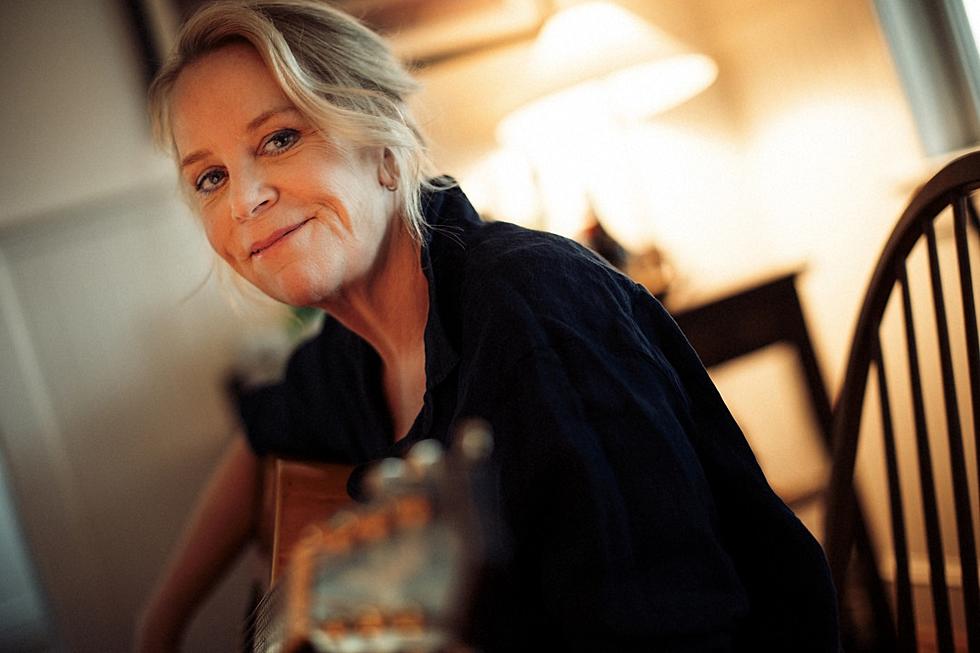 Interview: Mary Chapin Carpenter Encourages the Truth on ‘The Dirt and the Stars’