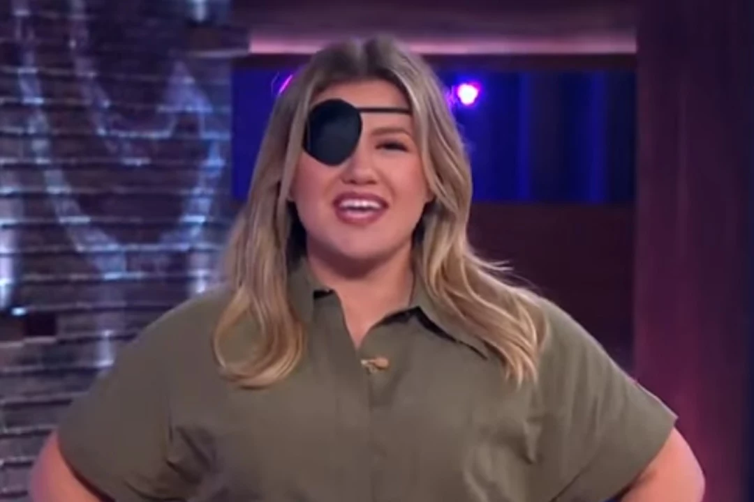 Kelly Clarkson Has an Eye Patch After 'The Voice' On-Set Injury