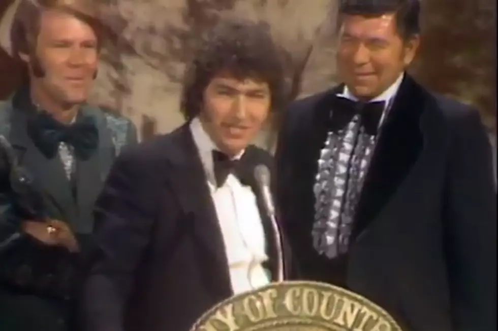 Watch Mac Davis’ Humble 1974 ACM Entertainer of the Year Acceptance Speech