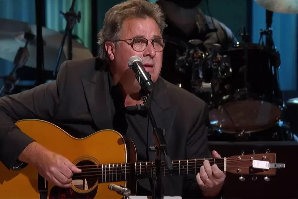 Vince Gill Tributes the Late Mac Davis With Stunning Rendition of ‘In the Ghetto’ [Watch]