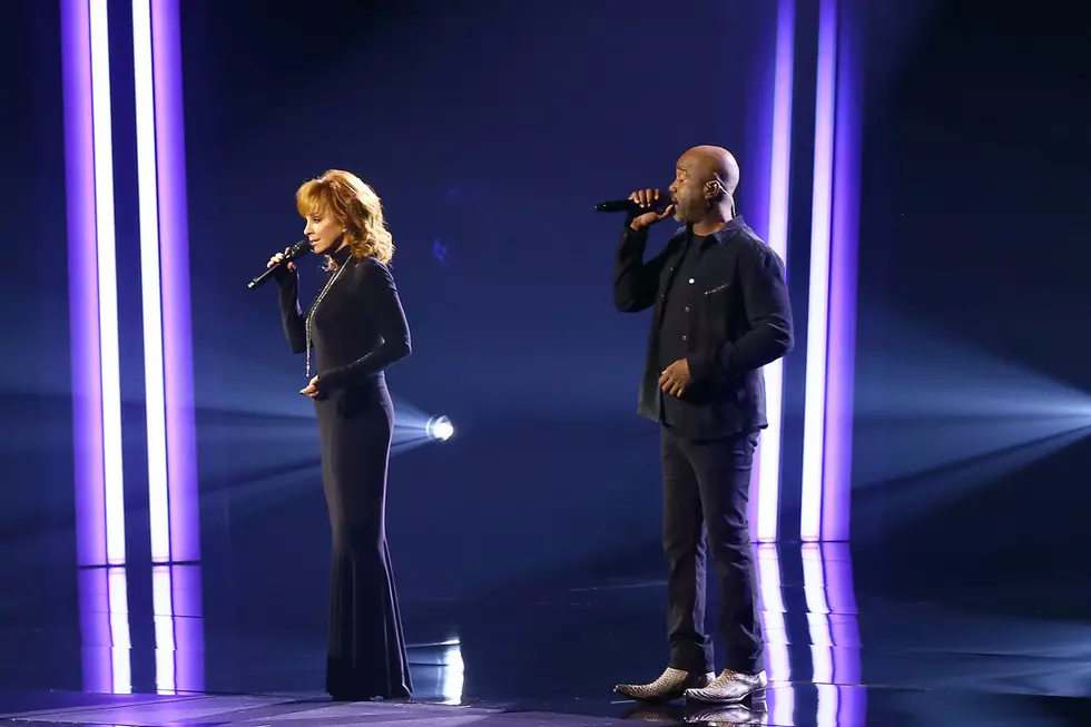 Reba McEntire, Darius Rucker Honor Mac Davis With ‘In the Ghetto’ at CMAs